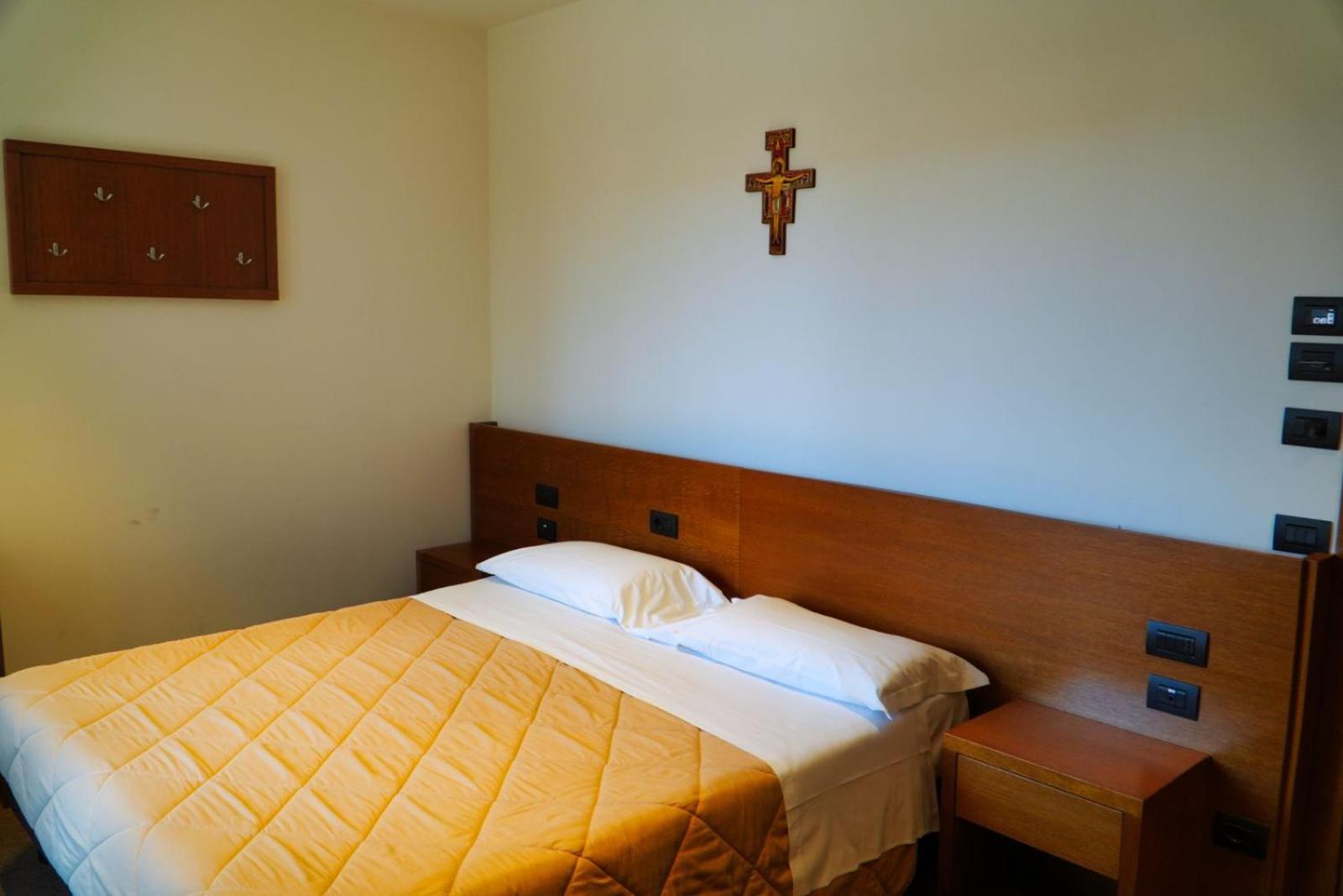 Hotel Domus Laetitiae Assisi Esterno foto