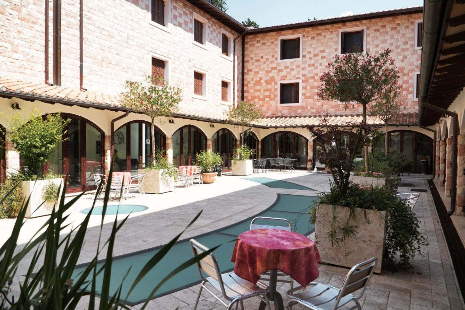Hotel Domus Laetitiae Assisi Esterno foto
