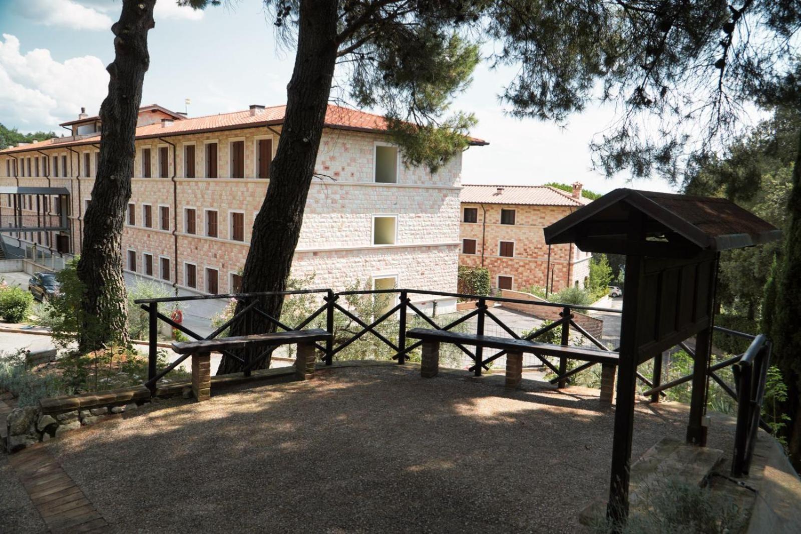 Hotel Domus Laetitiae Assisi Esterno foto