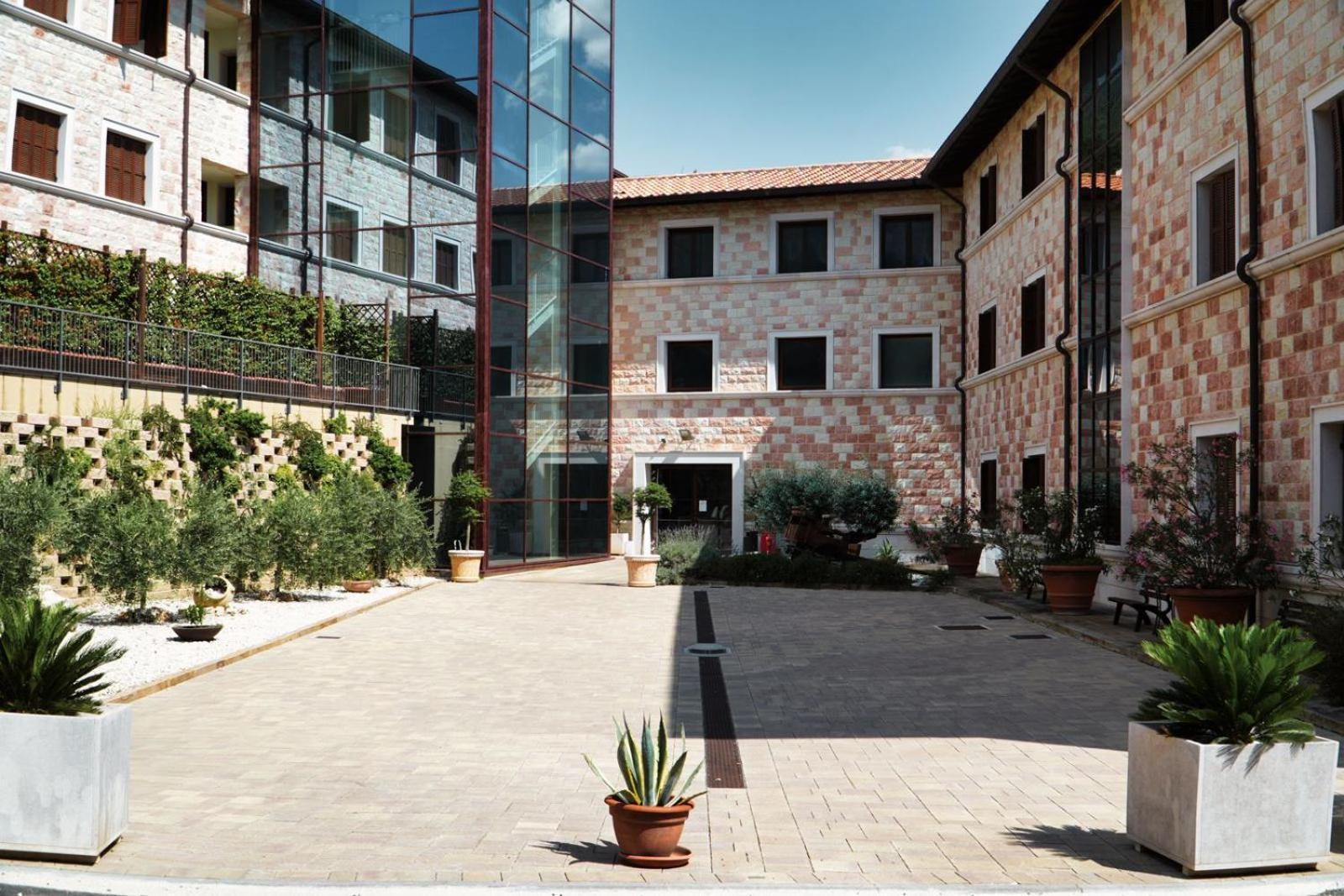 Hotel Domus Laetitiae Assisi Esterno foto
