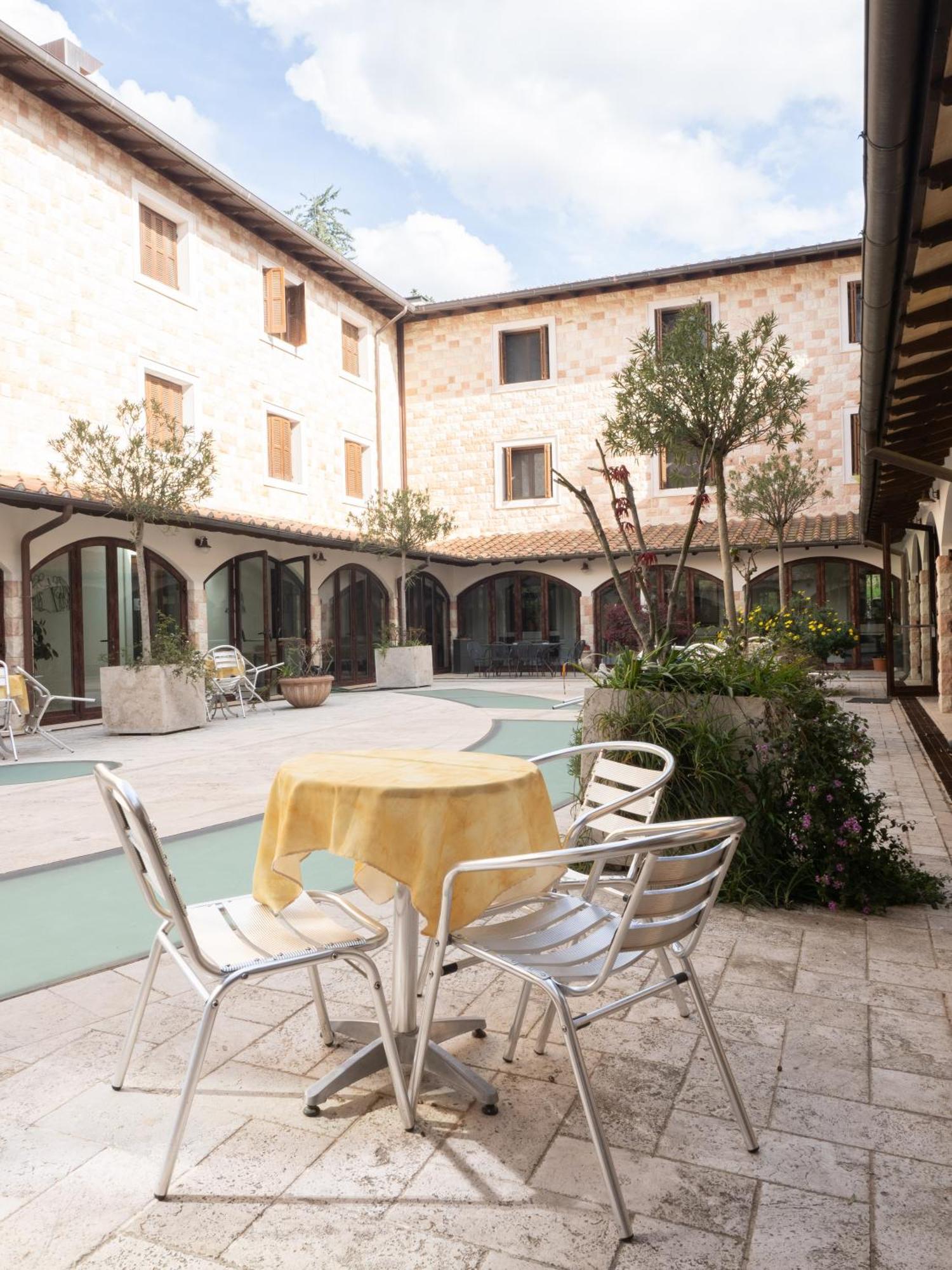 Hotel Domus Laetitiae Assisi Esterno foto