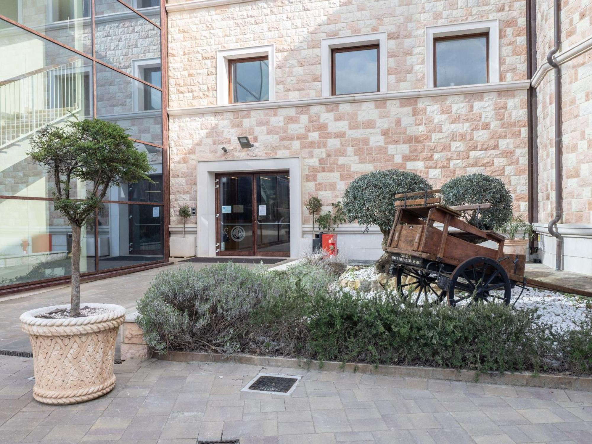 Hotel Domus Laetitiae Assisi Esterno foto