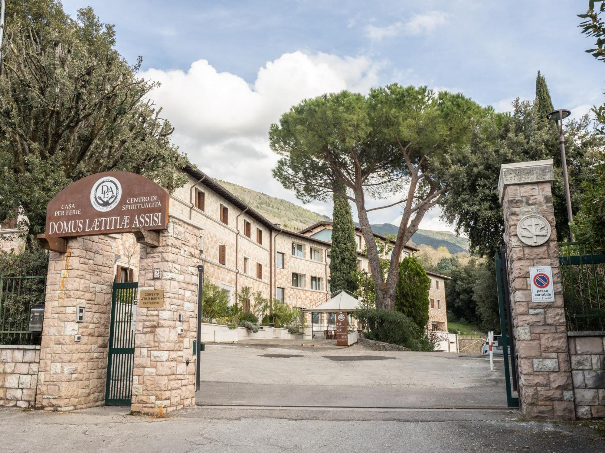 Hotel Domus Laetitiae Assisi Esterno foto