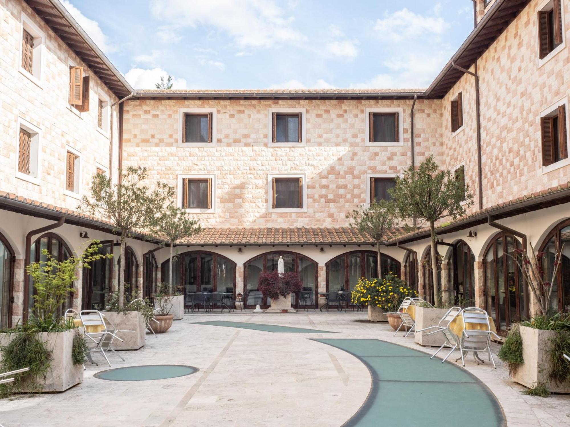 Hotel Domus Laetitiae Assisi Esterno foto