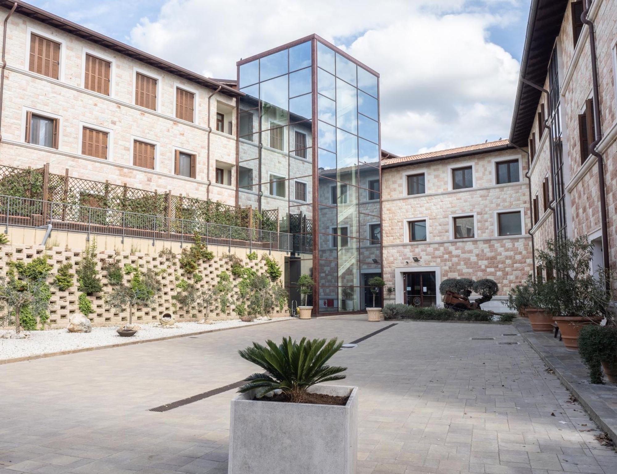 Hotel Domus Laetitiae Assisi Esterno foto