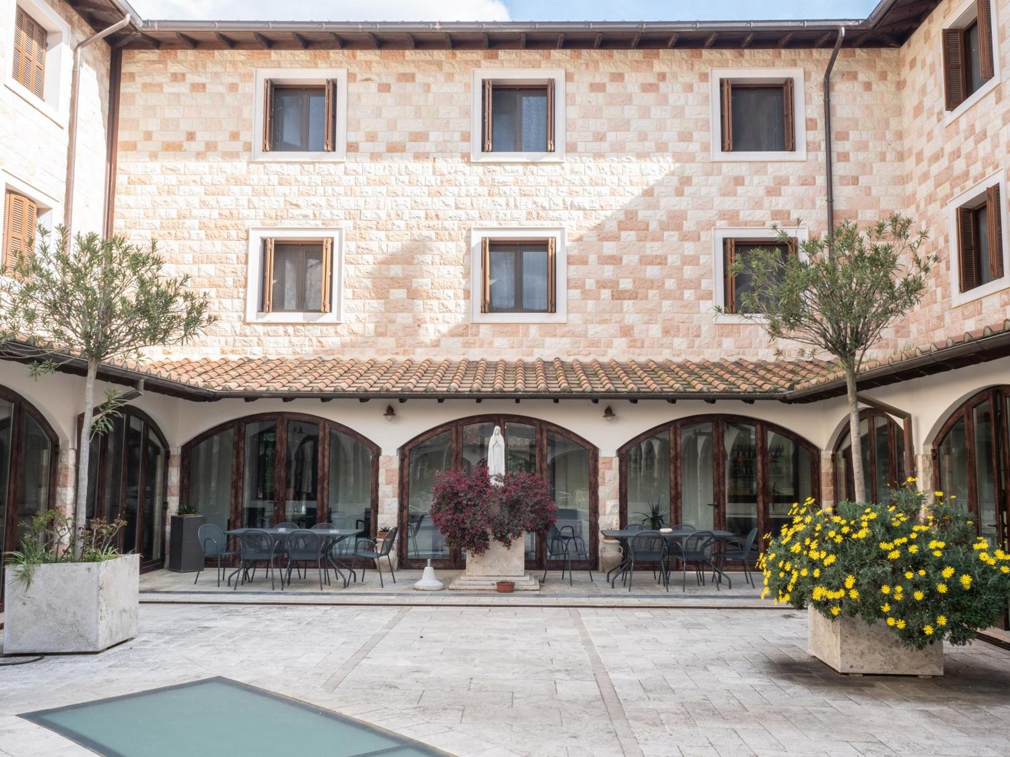Hotel Domus Laetitiae Assisi Esterno foto