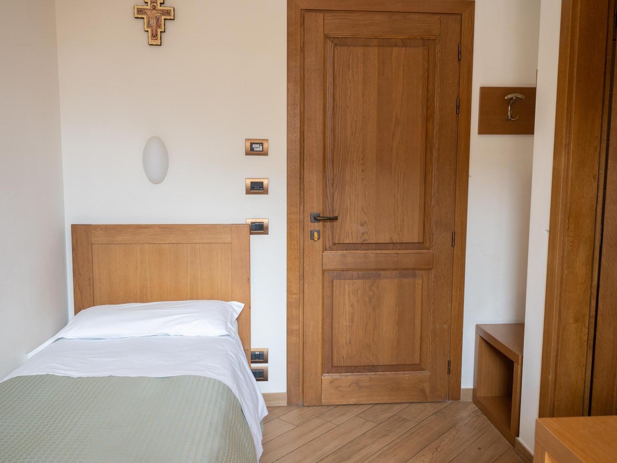 Hotel Domus Laetitiae Assisi Esterno foto