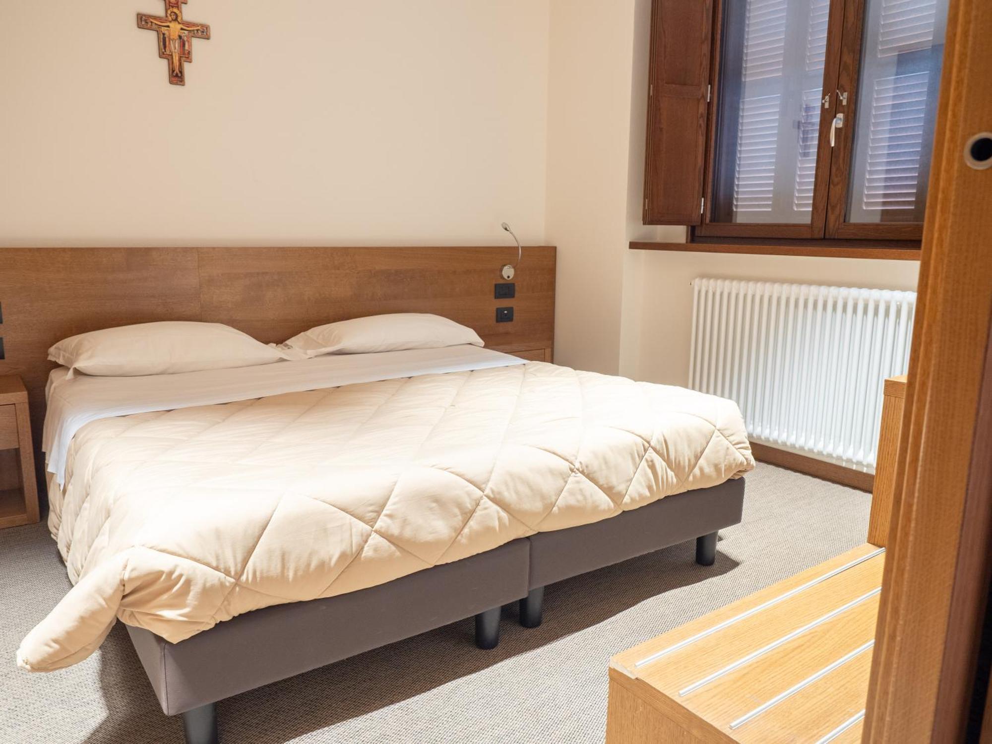 Hotel Domus Laetitiae Assisi Esterno foto