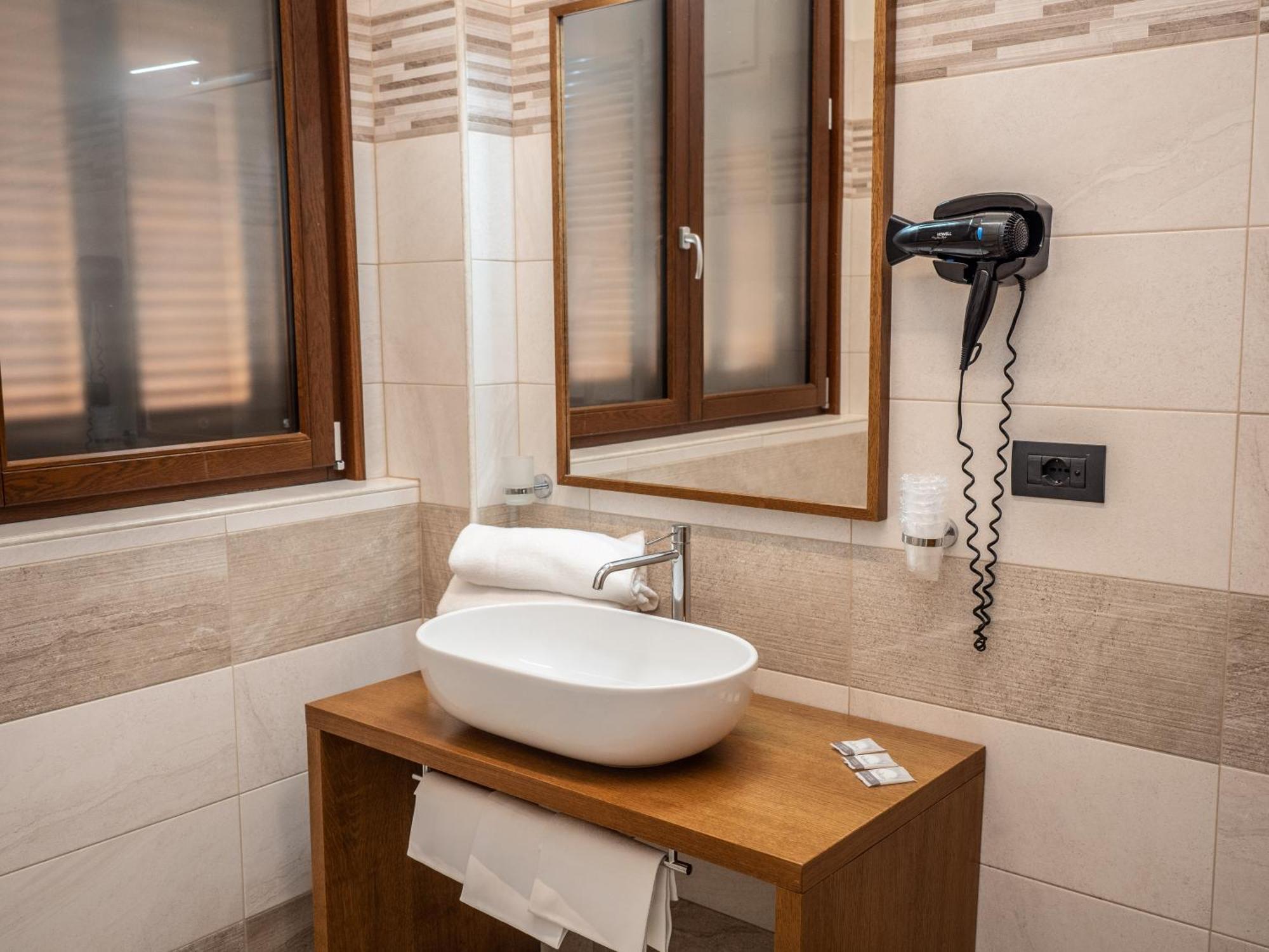 Hotel Domus Laetitiae Assisi Esterno foto